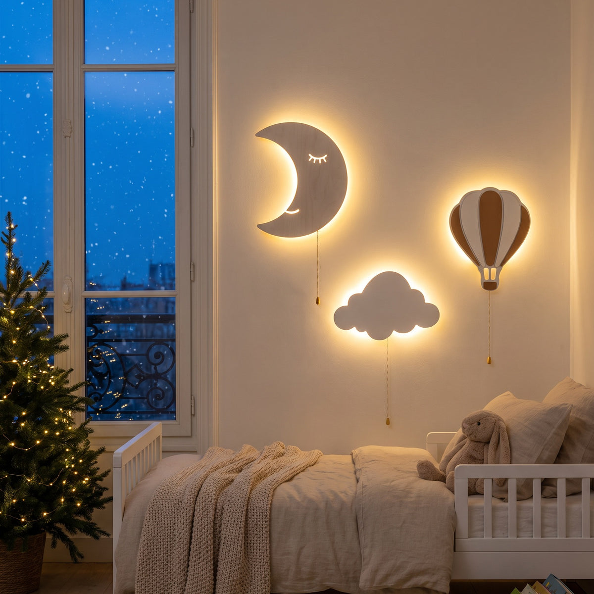 Une chambre d'enfant à la tombée de la nuit, les trois lampes allumées au-dessus du lit.