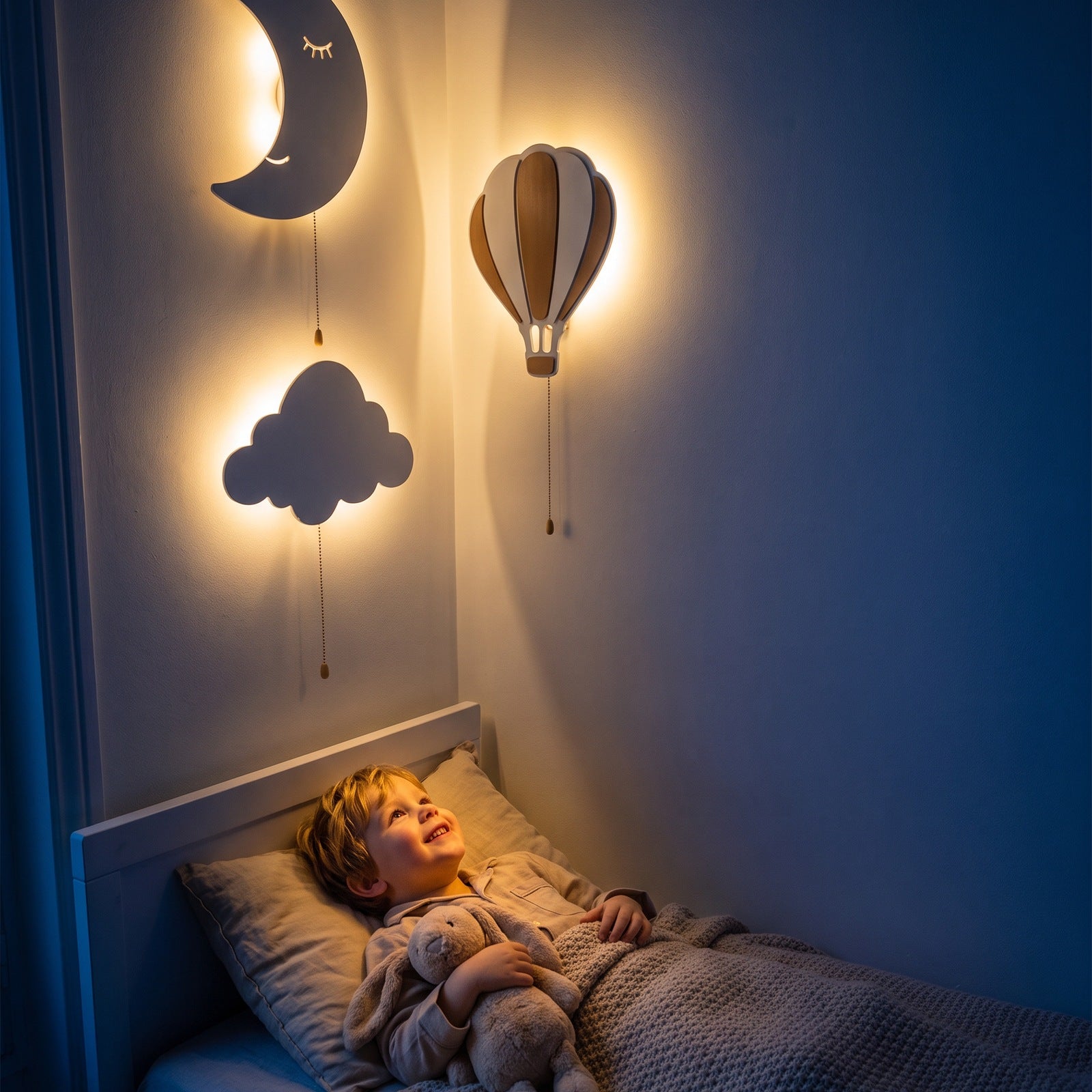 Un petit garçon au lit regarde, émerveillé, les trois lampes allumées sur le mur.