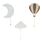 La lune, le nuage et la montgolfière en bois blanc, avec leur chaînette, sur fond blanc.