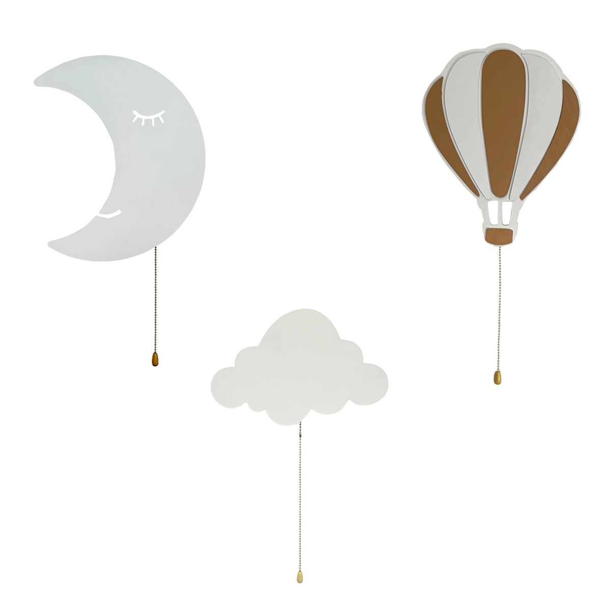 La lune, le nuage et la montgolfière en bois blanc, avec leur chaînette, sur fond blanc.