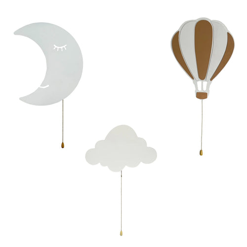 La lune, le nuage et la montgolfière en bois blanc, avec leur chaînette, sur fond blanc.