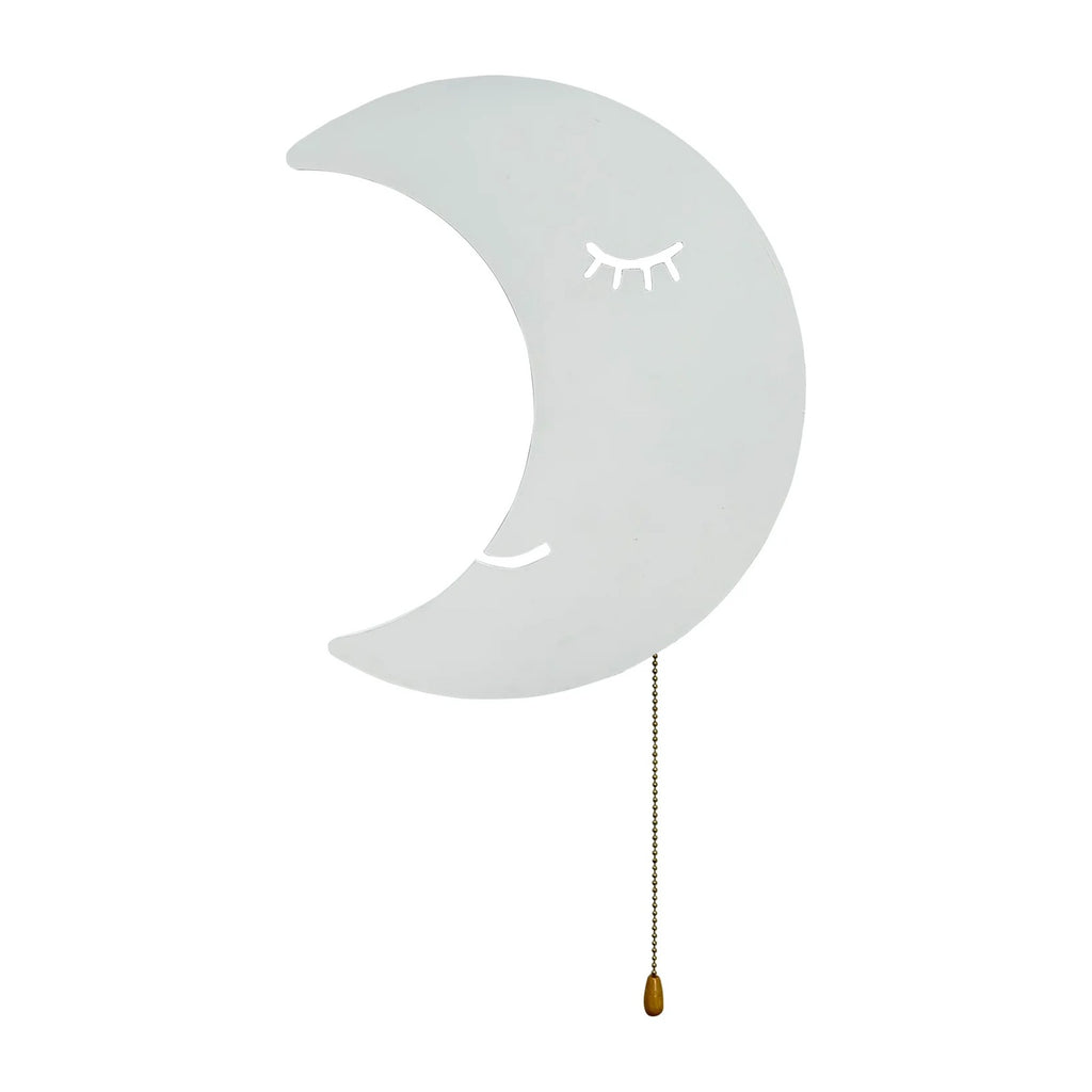 La lune en bois blanc, les yeux fermés, avec sa chaînette, sur fond blanc.