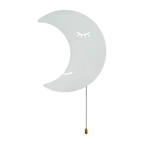 La lune en bois blanc, les yeux fermés, avec sa chaînette, sur fond blanc.