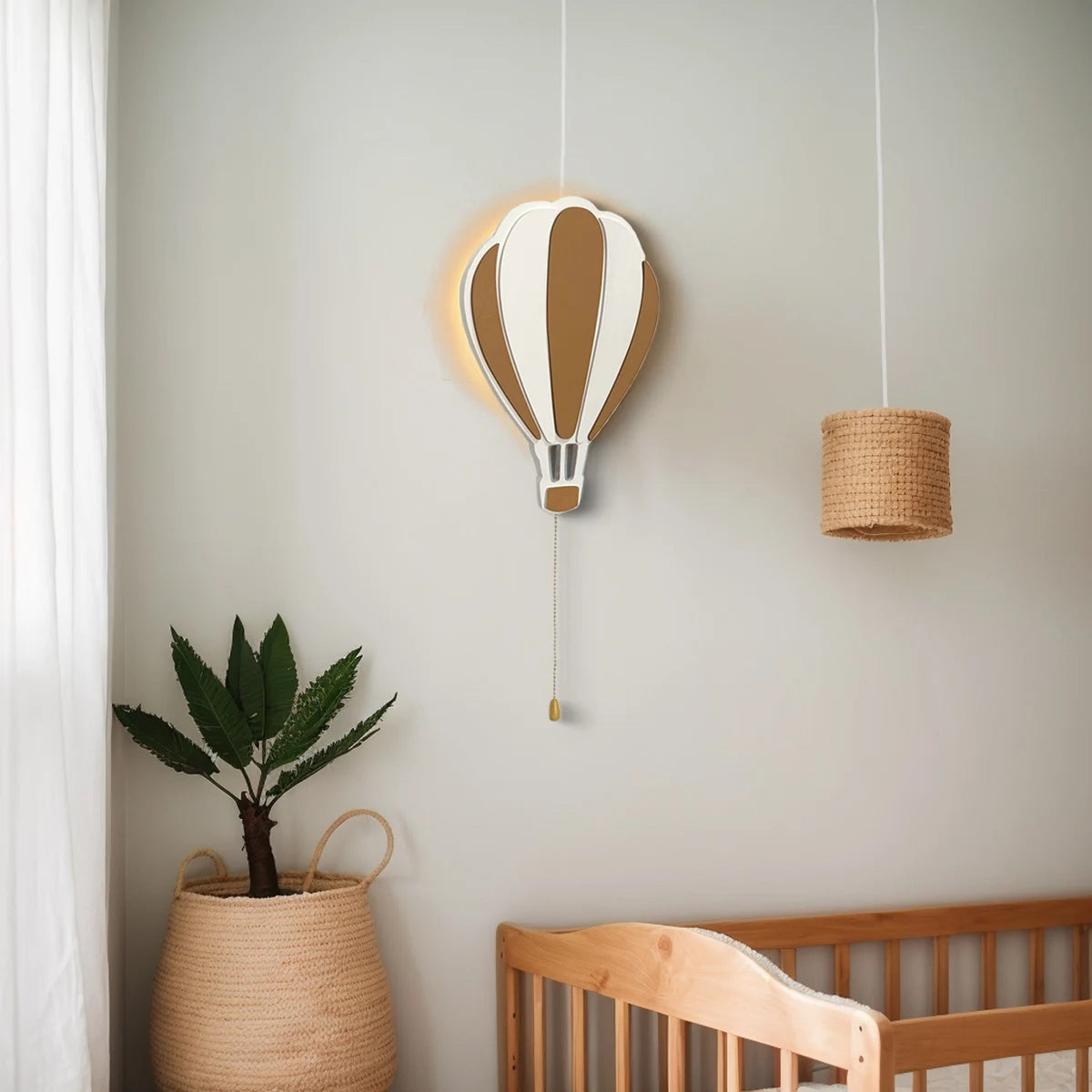 La montgolfière au mur d'une chambre de bébé, en plein jour.