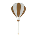 La montgolfière en bois blanc et bois clair, avec sa nacelle et sa chaînette, sur fond blanc.