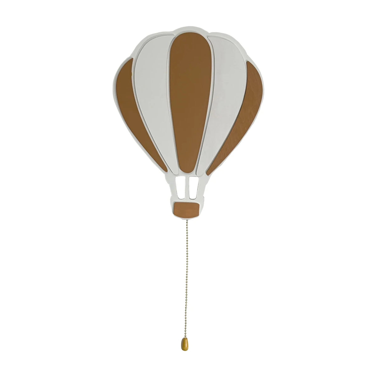 La montgolfière en bois blanc et bois clair, avec sa nacelle et sa chaînette, sur fond blanc.