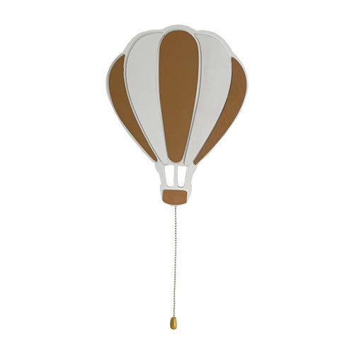 La montgolfière en bois blanc et bois clair, avec sa nacelle et sa chaînette, sur fond blanc.