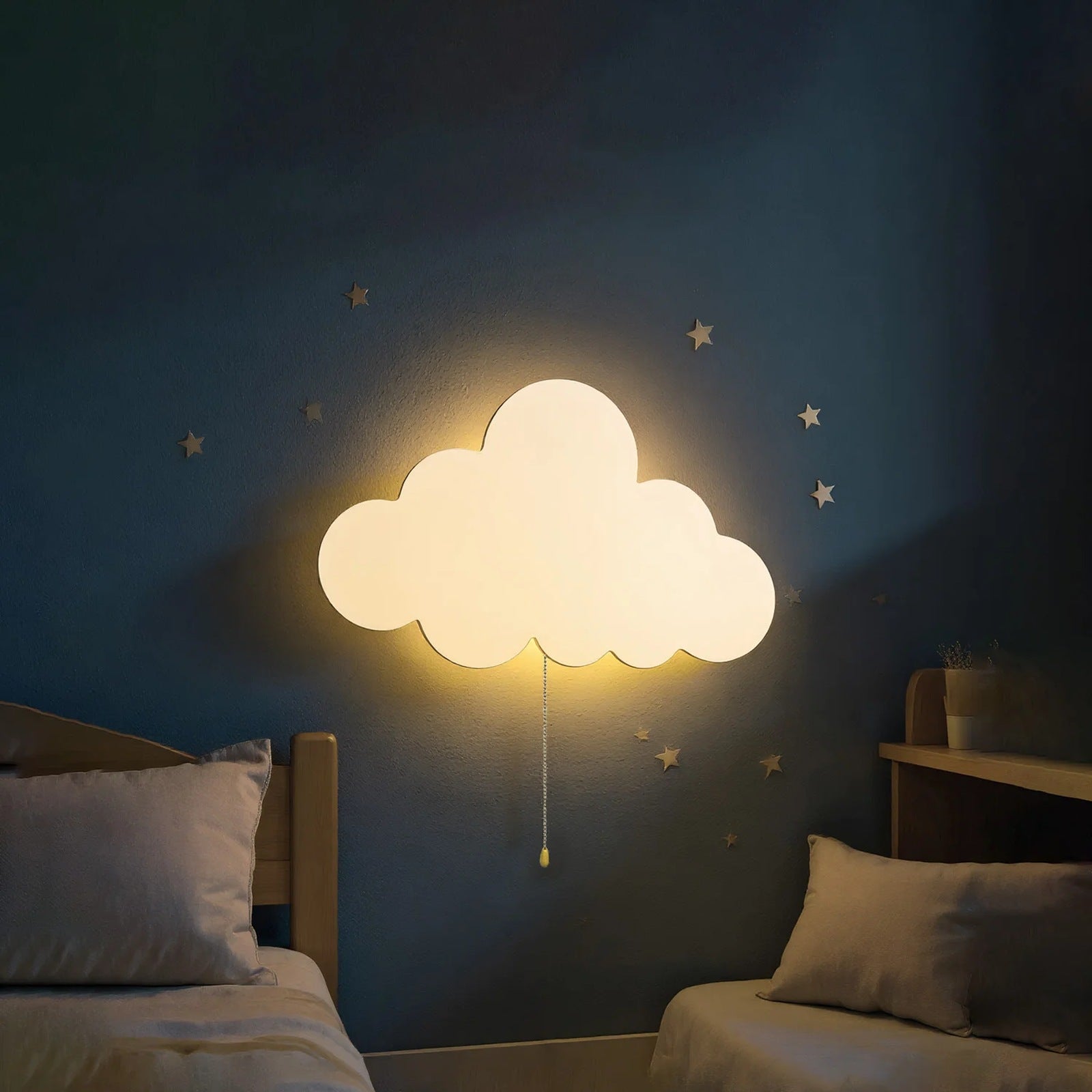 Le nuage allumé sur un mur bleu, au-dessus d'un lit, le soir.