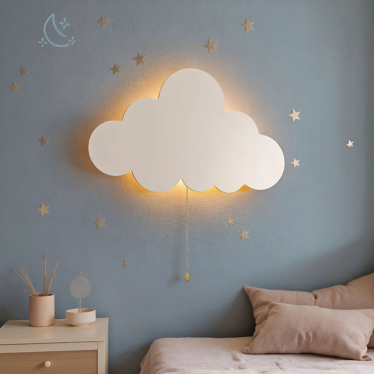 Le nuage allumé sur un mur bleu décoré d'étoiles, au-dessus d'un lit.